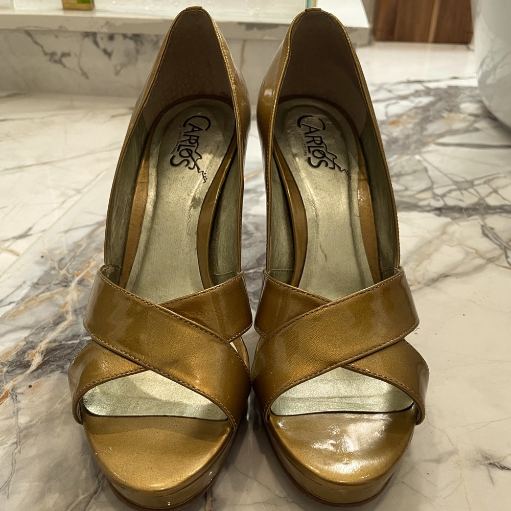 Carlos by Carlos Santana ‘Alias’ Patent Leather Gold Sandal. Sz 7.5 •Gold•